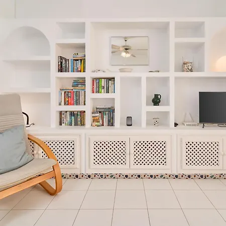 Large One Bed شقة *